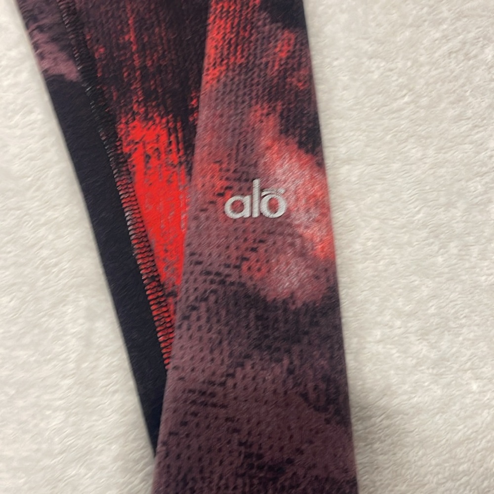 Alo Stylish Red and Black Abstract Leggings - Picture 2 of 9